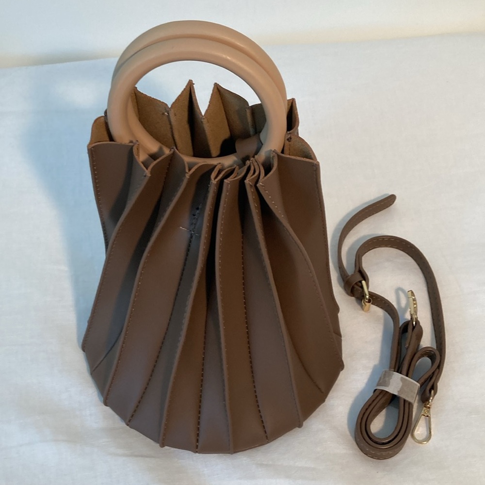 Pleated Vegan slingbag wooden round handles crossbody brown NWOT - Picture 2 of 12